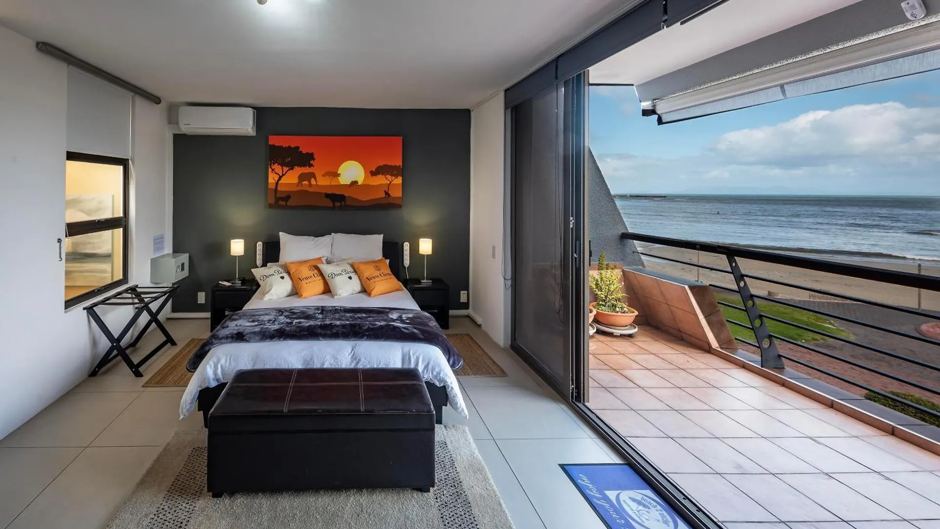 Beach2Anchor, Beachfront 4 Bedroom Condo With Jacuzzi Gordons Bay 0*,  South Africa