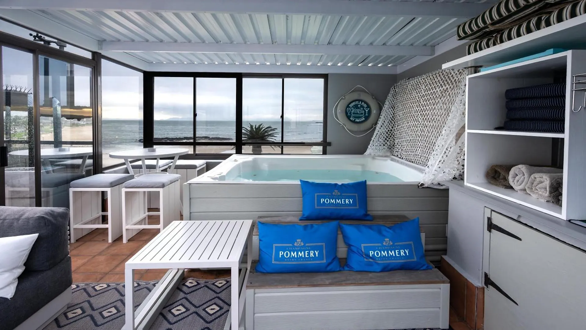 Beach2Anchor, Beachfront 4 Bedroom Condo With Jacuzzi Gordons Bay