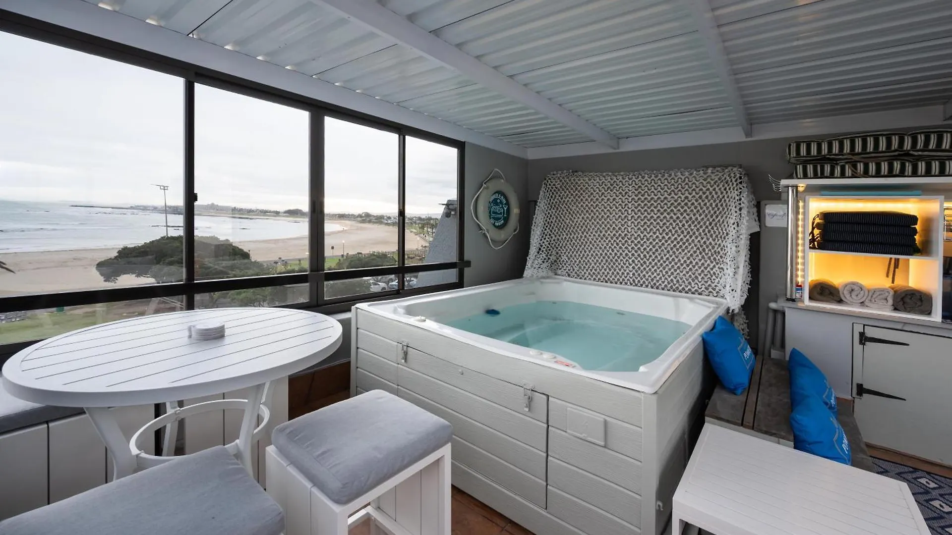 Holiday home Beach2Anchor, Beachfront 4 Bedroom Condo With Jacuzzi Gordons Bay
