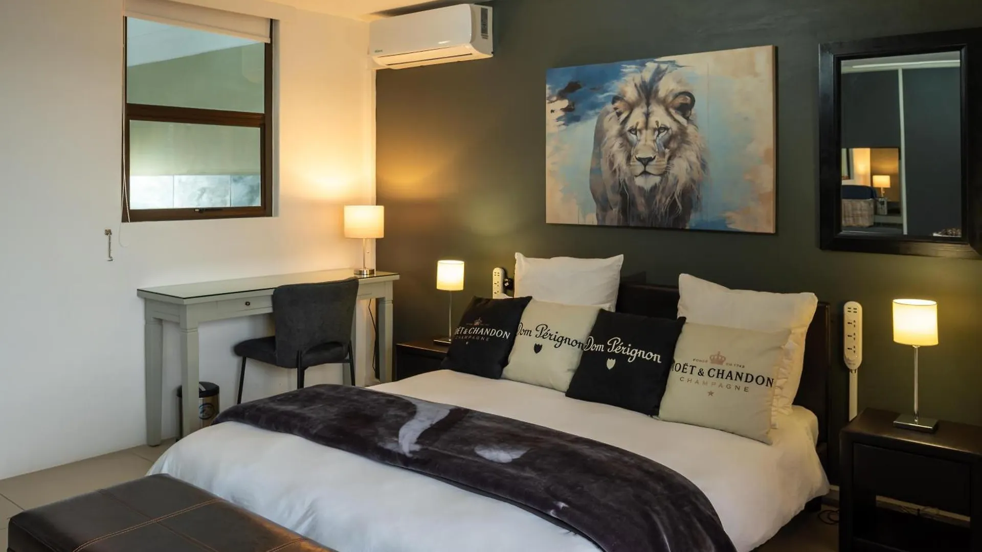 Holiday home Beach2Anchor, Beachfront 4 Bedroom Condo With Jacuzzi Gordons Bay